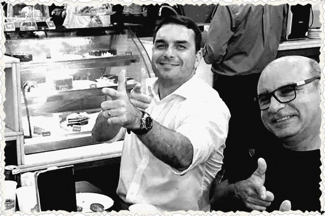 Flávio Bolsonaro e Fabrício Queiroz fazendo gesto de arma com as mãos