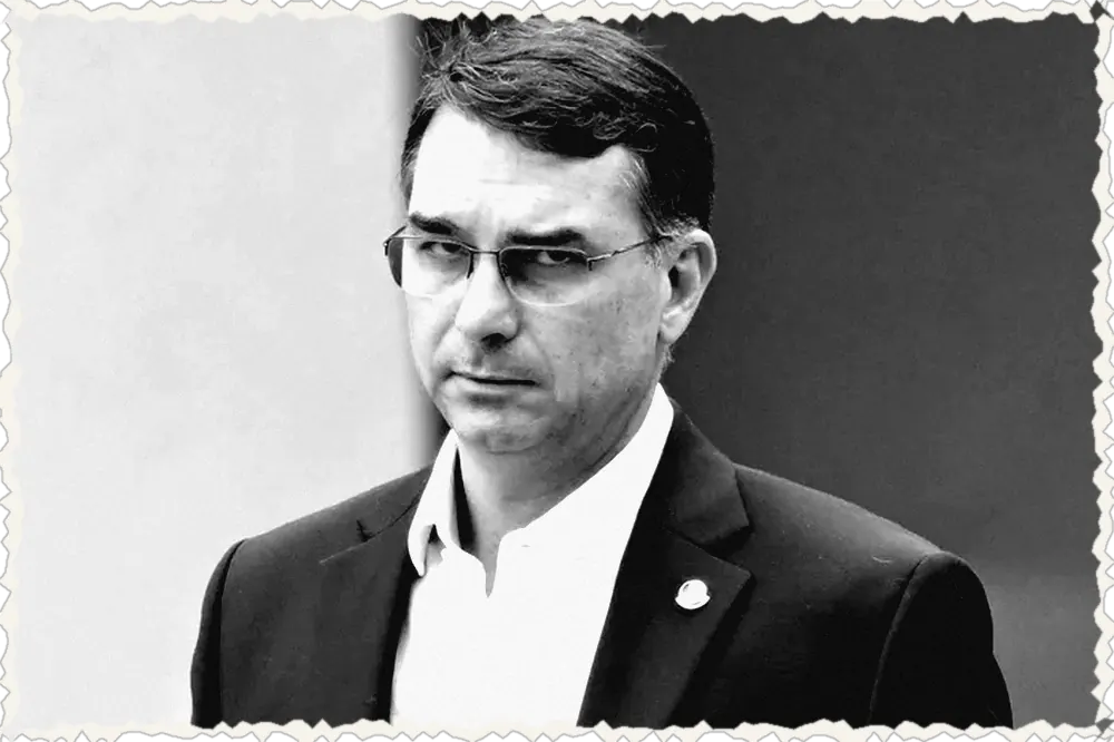 Flávio Bolsonaro de terno e óculos